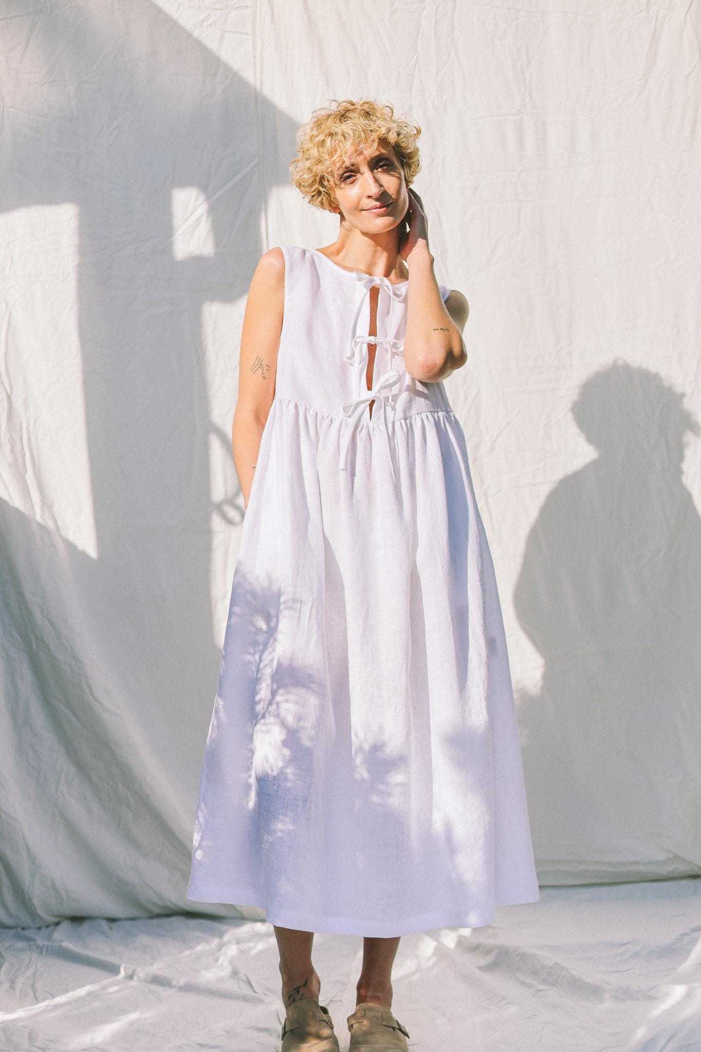 Sleeveless linen dress with ties and ruffled skirt GEMMA • OFFON CLOTHING