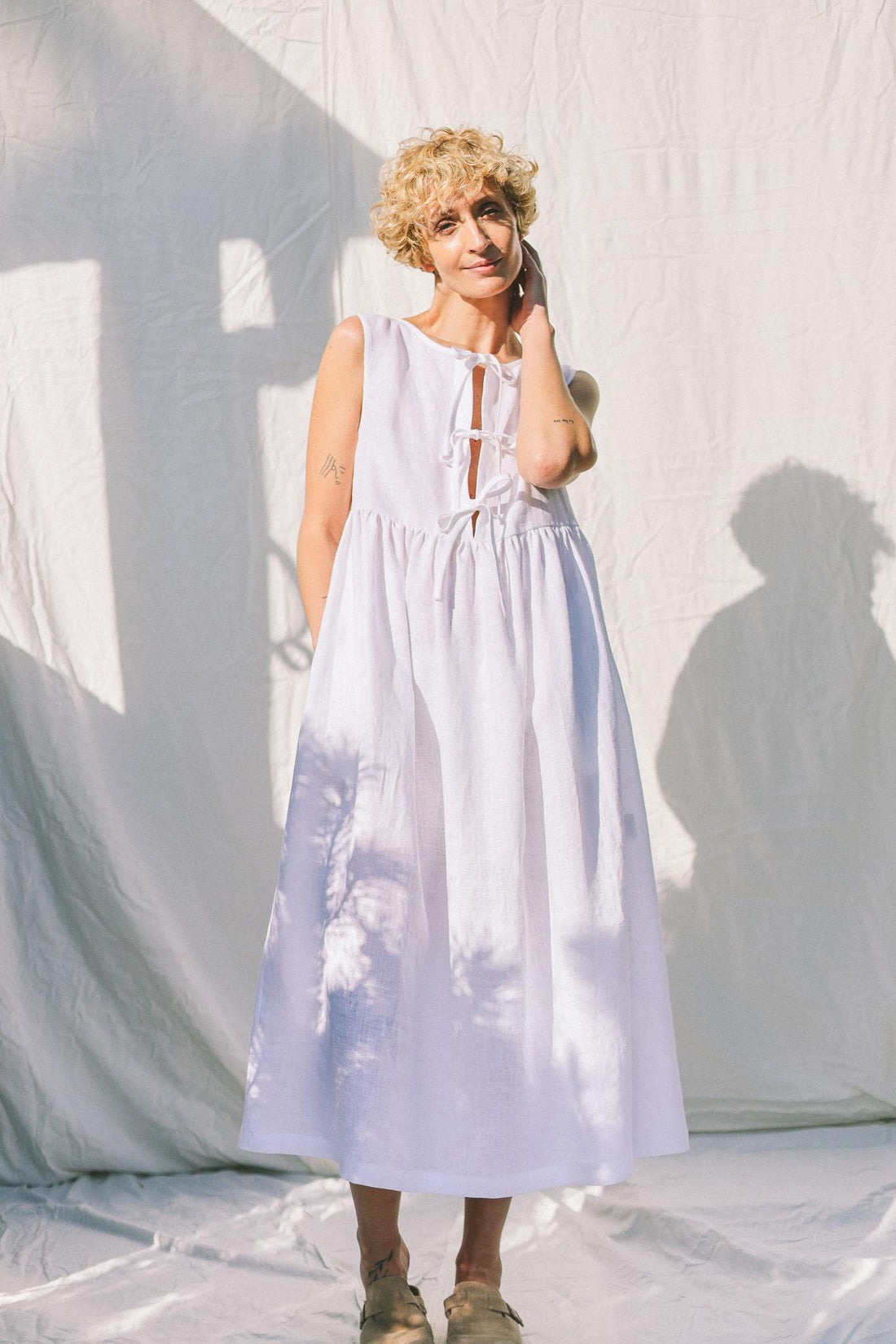 Sleeveless linen dress with ties and ruffled skirt GEMMA • OFFON CLOTHING