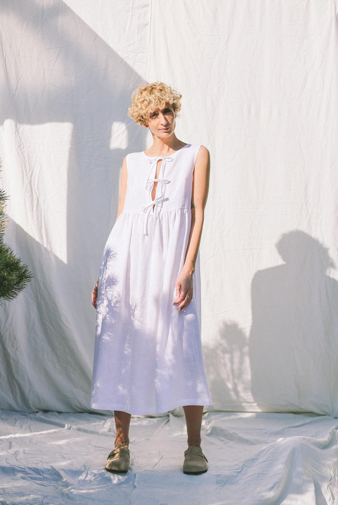 Sleeveless linen dress with ties and ruffled skirt GEMMA • OFFON CLOTHING