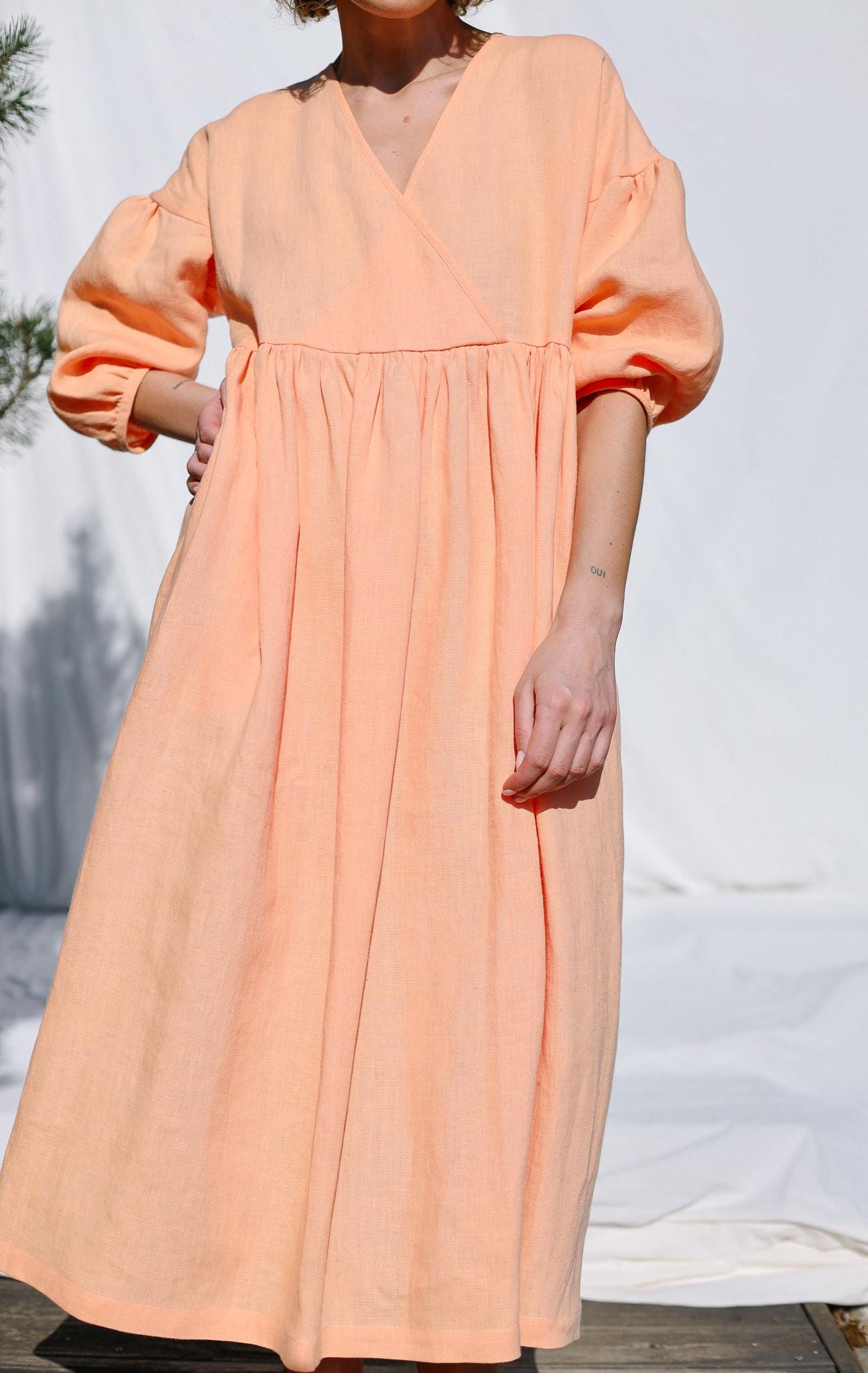 Linen loose fit V-neck dress with puffy sleeve / OFFON CLOTHING