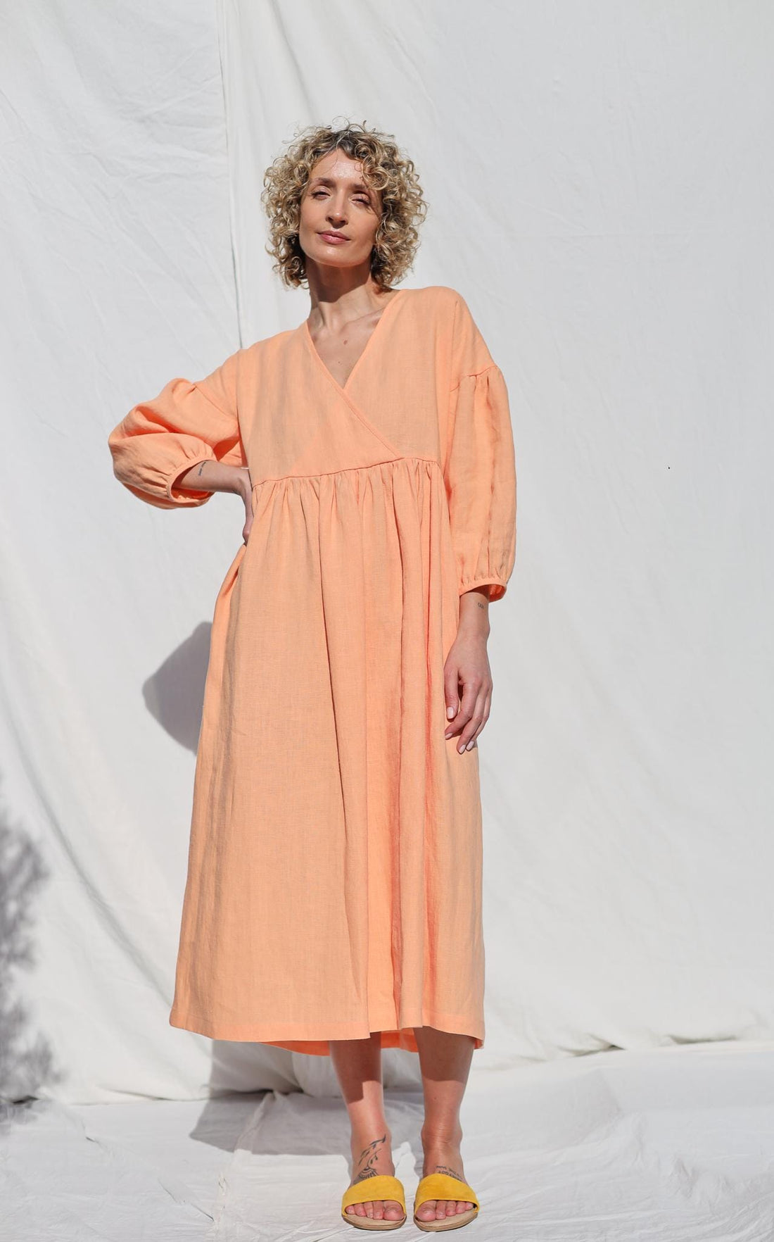 Linen loose fit V-neck dress with puffy sleeve / OFFON CLOTHING