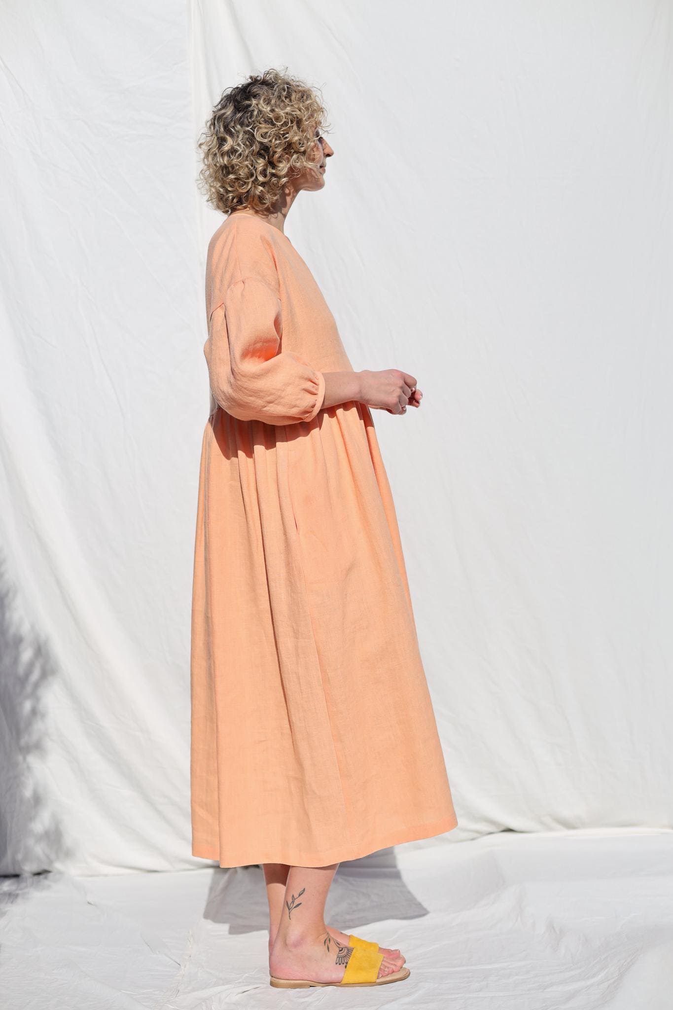 Linen loose fit V-neck dress with puffy sleeve / OFFON CLOTHING