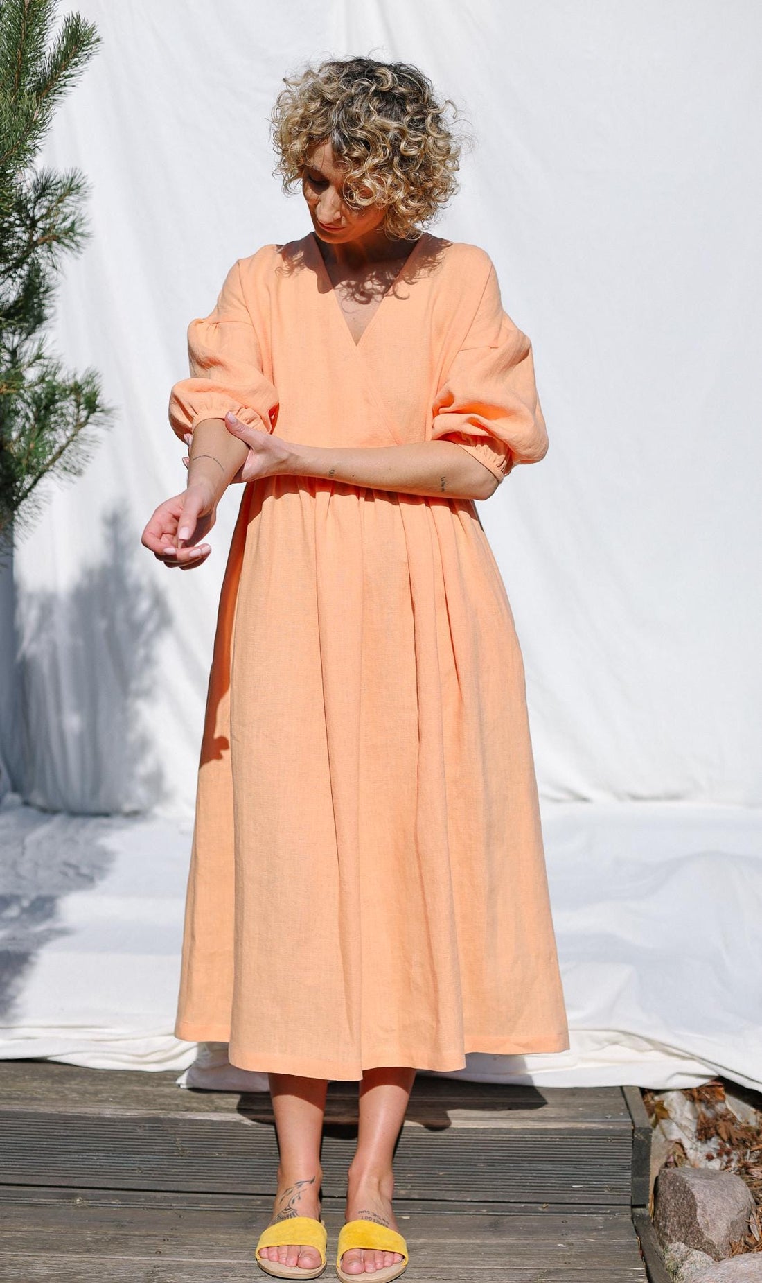 Linen loose fit V-neck dress with puffy sleeve / OFFON CLOTHING
